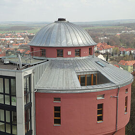 Ein Meisterstück - umfangreiche Dacheindeckung, Spenglerarbeiten für die gesamte Dachhaut und Terrasse an einem zum Wohnturm umgebauten Wasserturm